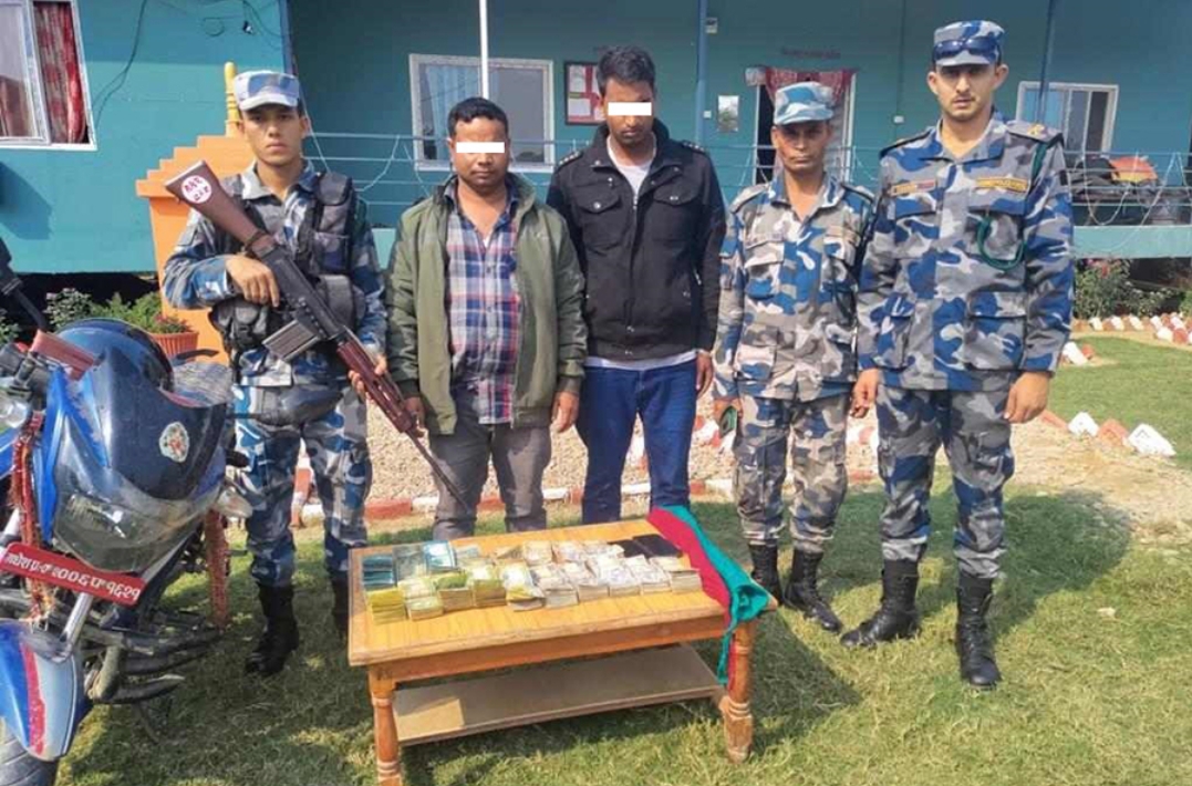 श्रोत नखुलेको ८ लाख रुपैयाँसहित २ जना पक्राउ