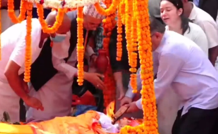 प्रधानमन्त्री प्रचण्ड पत्नी सीताको आर्यघाटमा अन्त्येष्टि