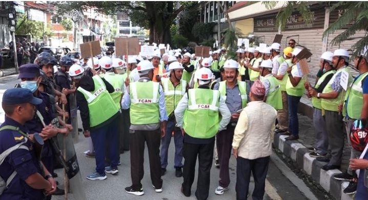 निर्माण व्यवसायीहरुले गरे प्रधानमन्त्री निवास घेराउ