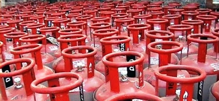 ग्यासको मूल्य धेरैले घटेर आउँदा पेट्रोलको बढेर आयो ८ रुपैयाँ