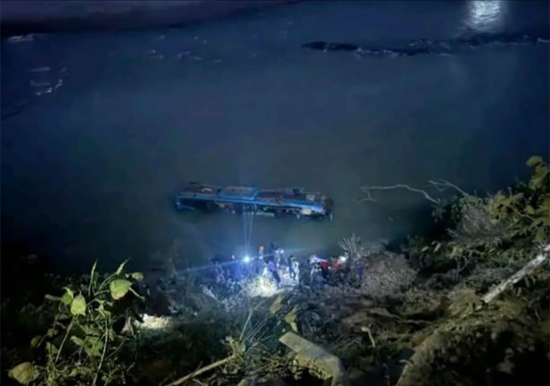 त्रिशुलीमा बस खस्दा ६ जनाको मृत्यु