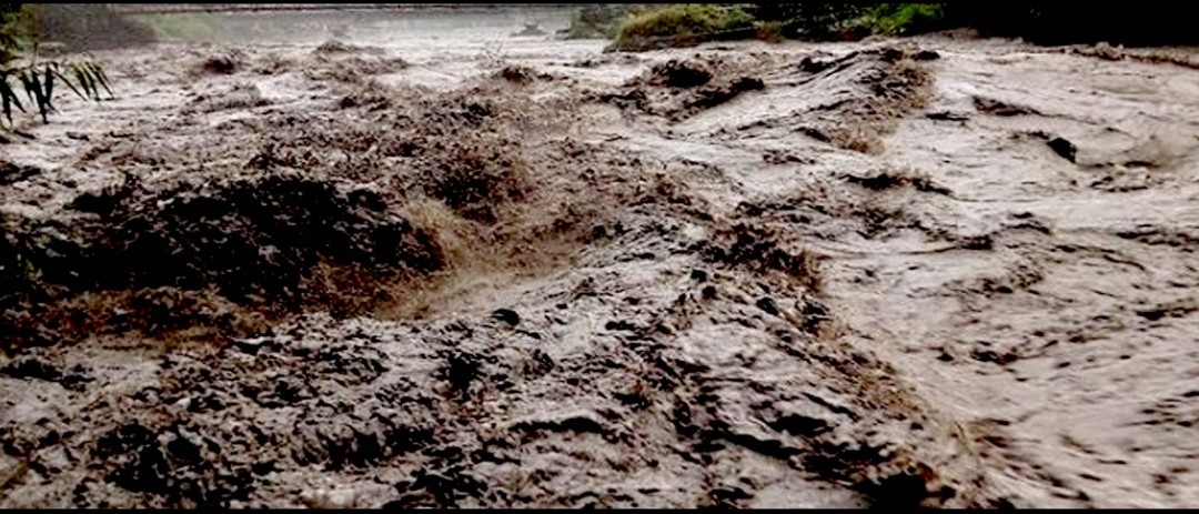 घोराहीको सेवार खोलामा आएको बाढीले ह्युमपाइप बगायो