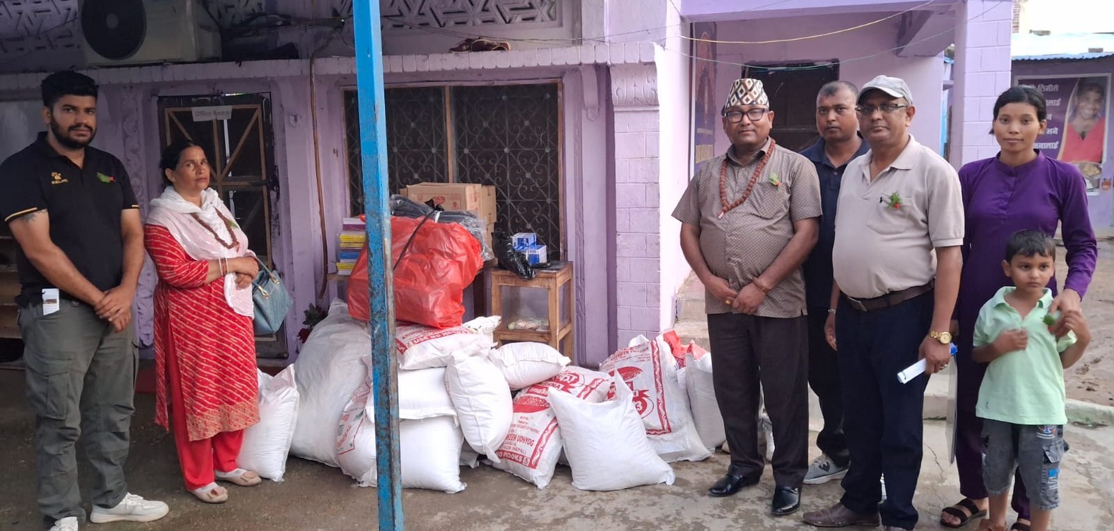 नेपालगञ्जका दुई सेवा आश्रमलाई खाद्यान्न र शैक्षिक सामग्री सहयोग 