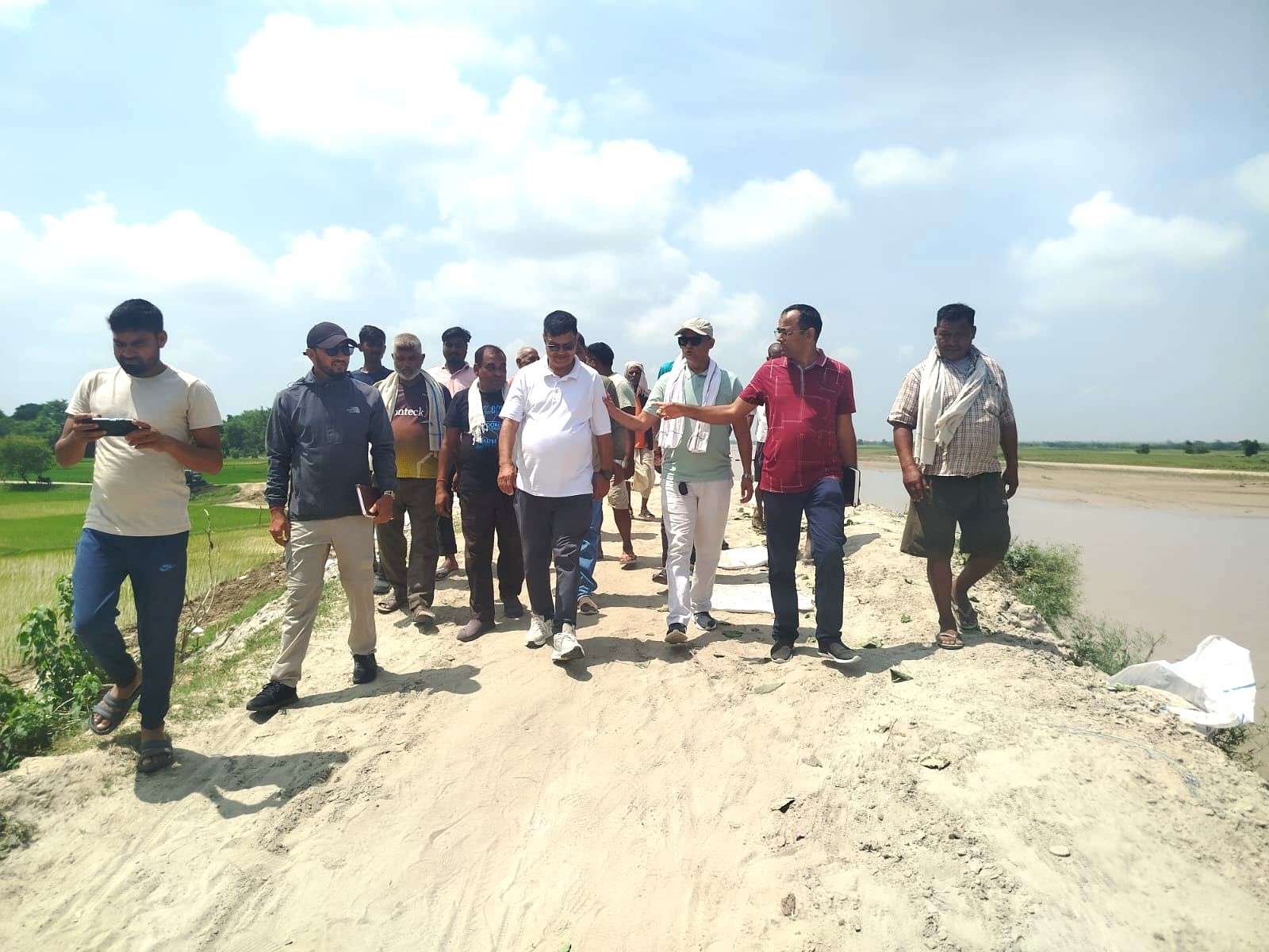 राप्ती नदीमा निर्माणाधीन अस्थायी तटबन्धको निरीक्षण र अनुगमन