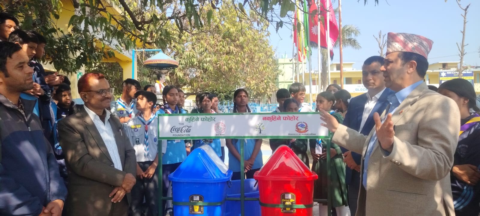 नेपालगन्जका बिभिन्न विद्यालयमा स्ट्यान्ड सहितको डस्टबिन बितरण