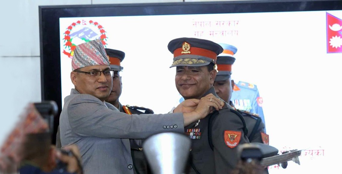 सशस्त्र प्रहरीका आइजीपी पौडेलले पाए दर्ज्यानी चिन्ह