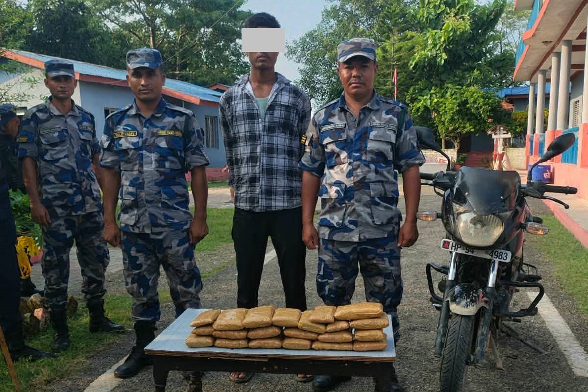 साढे ९ किलो चरेस सशस्त्र प्रहरीको नियन्त्रणमा, २० वर्षीय भारतीय युवक पक्राउ 