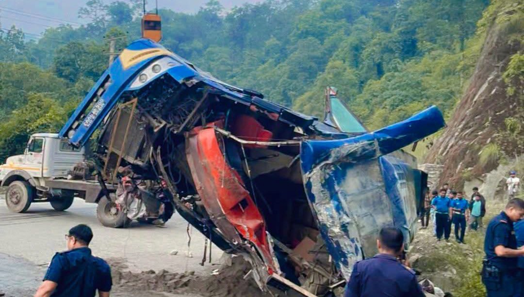 नेपालगञ्जबाट काठमाडौं जाँदै गरेको बस दाउन्नेमा दुर्घटना, ६ जनाको मृत्यु, १० घाइते