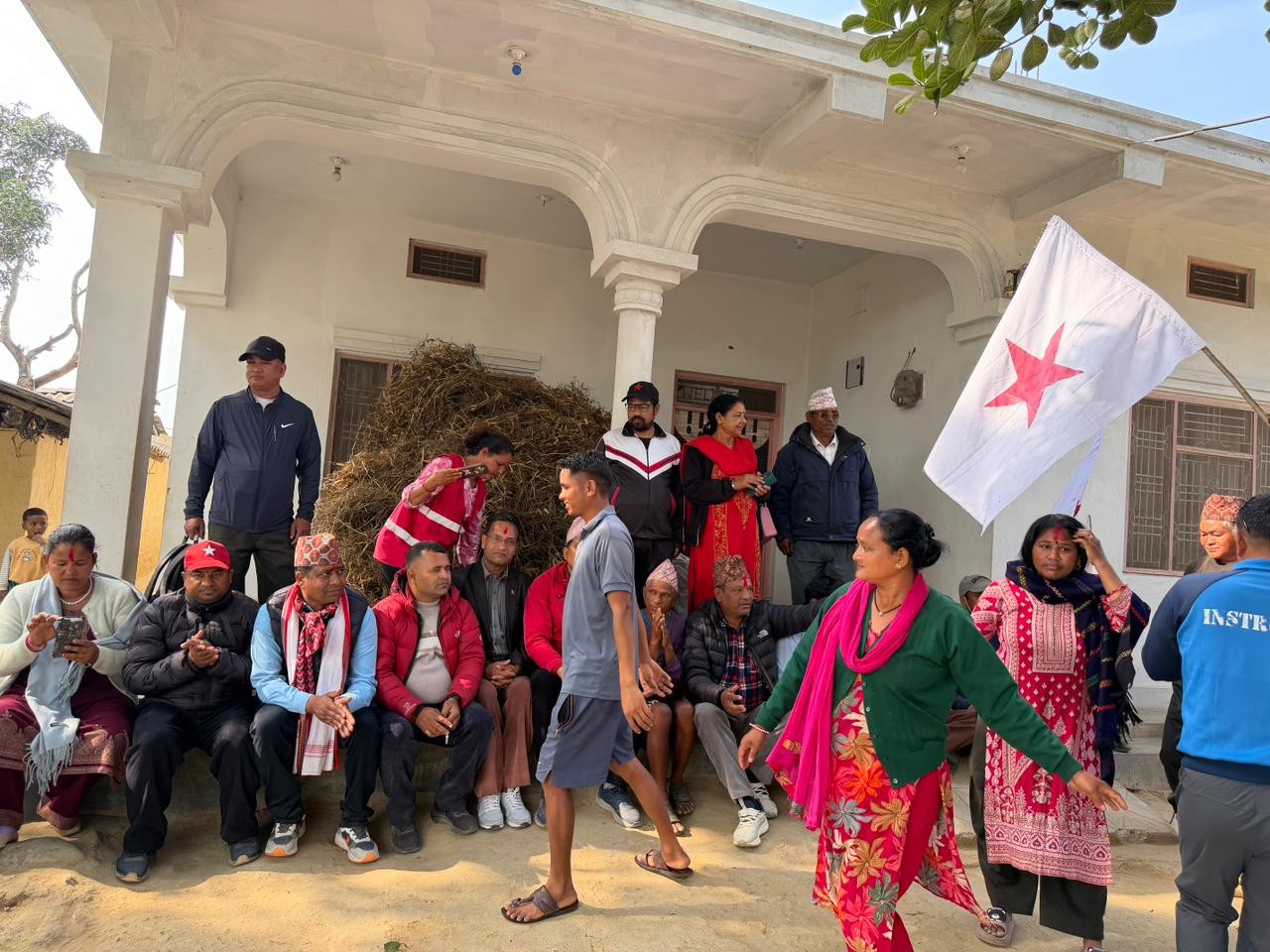 देउडा खेलमार्फत मत माग्दै उम्मेदवार पाण्डे