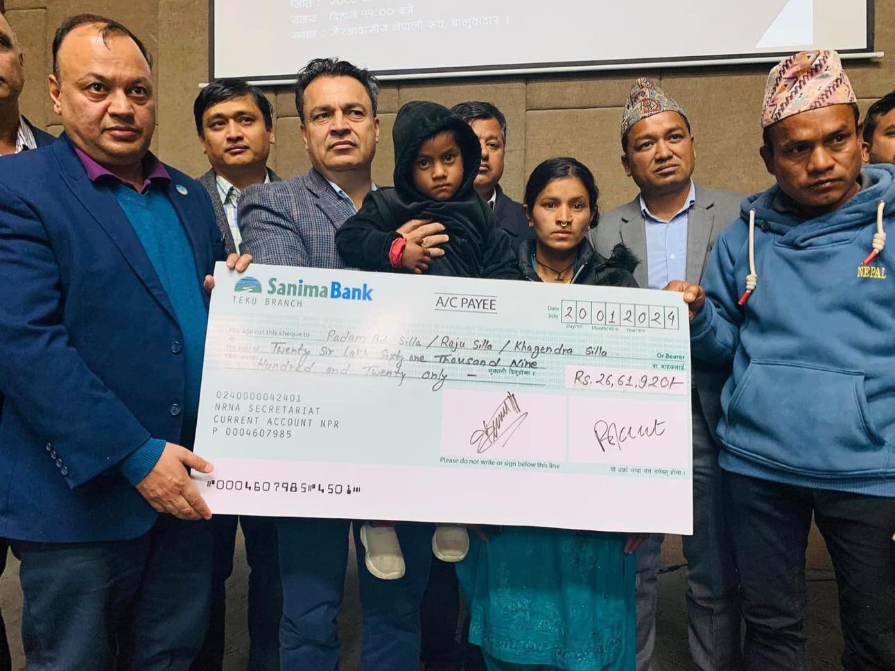 कंगोमा ज्यान गुमाएका डोटीका सुरेश सिल्लाको परिवारलाई एनआरएनएको साढे २६ लाख सहयोग