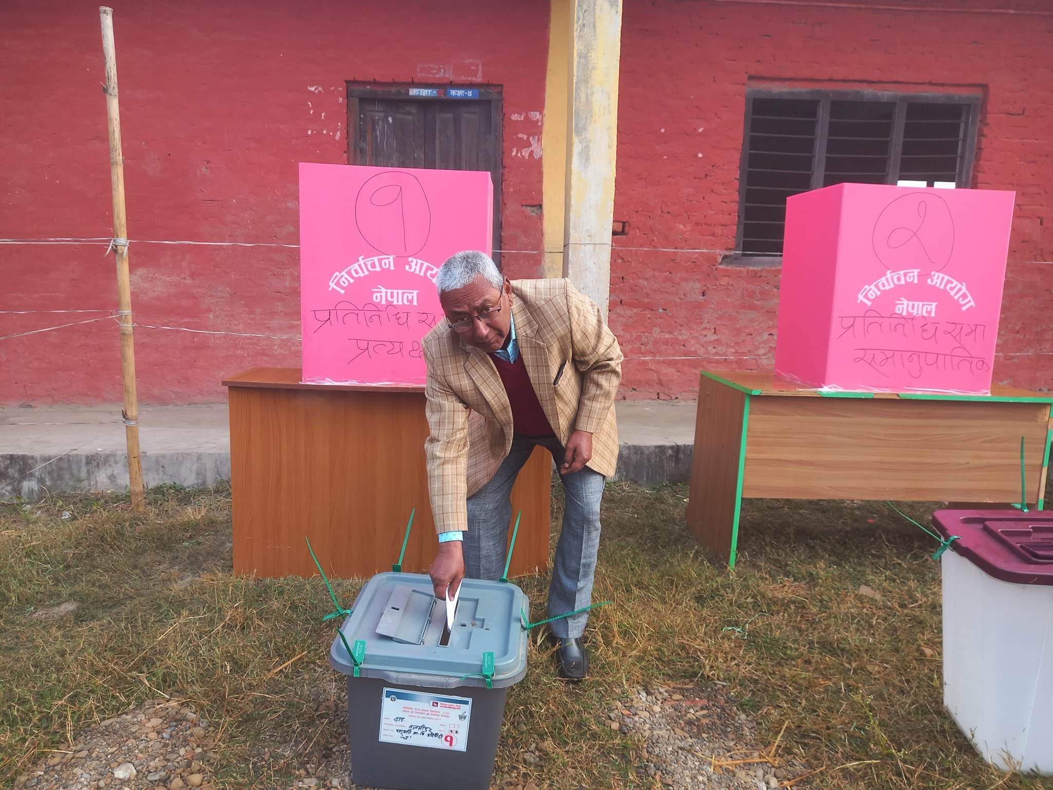 लुम्बिनीका निवर्तमान सांसद गिरीले गरे पहिलो मतदान