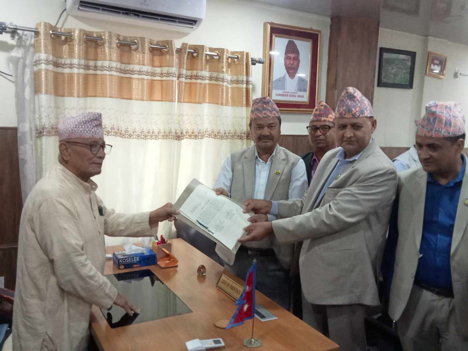 लुम्बिनीको मुख्यमन्त्रीमा एमालेका आचार्यद्वारा दाबी पेश