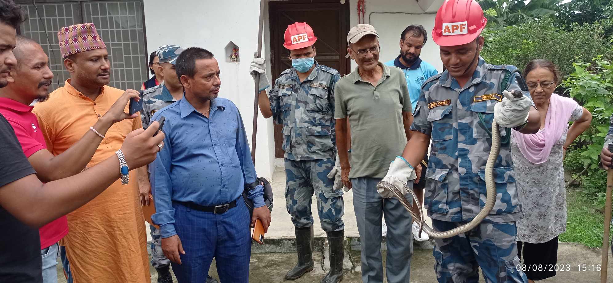 नेपालगन्जस्थित एक घरबाट सर्प नियन्त्रणमा लिइयो