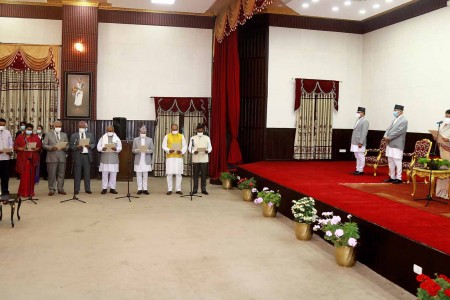 मन्त्रिपरिषद् पुनर्गठन : नयाँ मन्त्रीहरुद्वारा सपथ