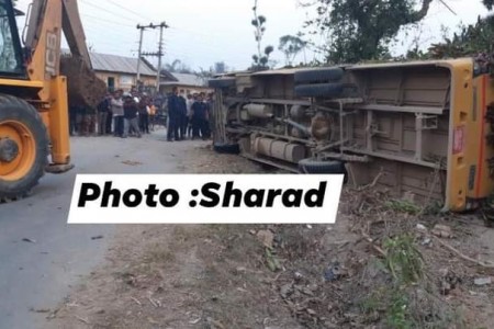 तुलसीपुरमा कलेज बस दुर्घटना,१ जनाको मृत्यु,१५ घाइते