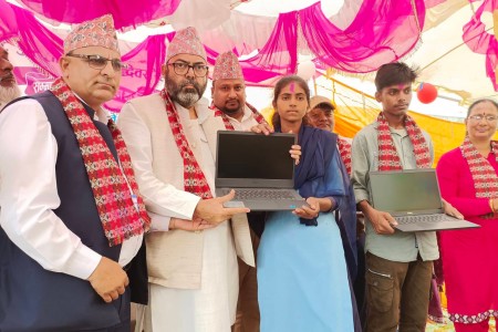 बाल दिवसका अवसरमा नरैनापुरका उत्कृष्ट विद्यार्थीलाई ल्यापटप प्रदान