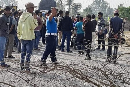 बाँकेको बानियाभारमा चक्काजाम, आवागमन ठप्प 