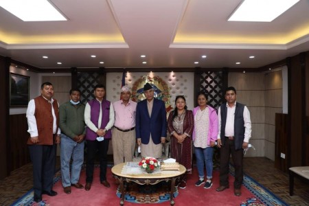 कांग्रेस बाँकेका नेताहरुले सभापति एवम् प्रधानमन्त्री देउबालाई भेटे