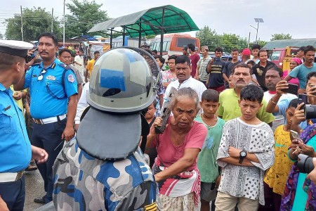 कोहलपुरमा अतिक्रमित संरचना हटाउँदा अवरोध, डोजरमाथि ढुंगा प्रहार