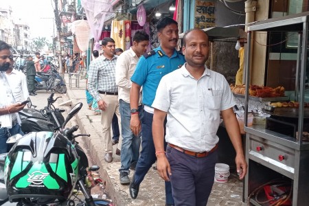 फुटपाथ खाली गराउन आफैं सडकमा निस्के प्रशान्त