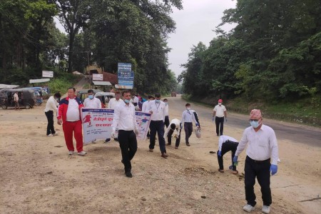 निजामती सेवा दिवसमा राप्तीसोनारीमा सरसफाई, हातमा कालो पट्टी पनि !