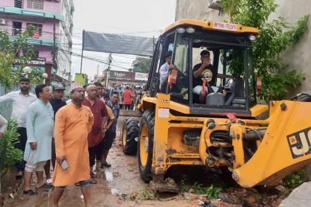 डुबानको अवस्था बुझ्न मेयर विष्ट जेसिबीसहित फिल्डमा