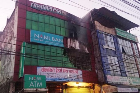 कोहलपुरको नबिल बैंकमा आगलागी