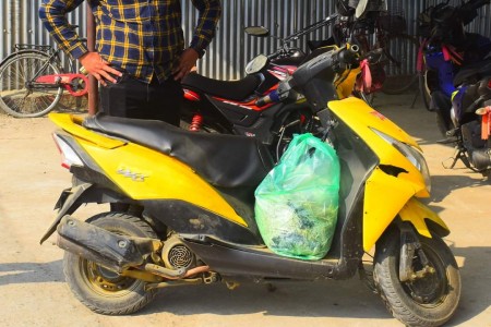 कोहलपुर नगर प्रहरीको एक्सनः जथाभावी फोहोर फाल्नेलाई जरिवाना 