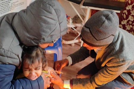 खजुरामा पनि देखियो दादुरा, नेपालगञ्जका १२५८ बालबालिकालाई खोप 