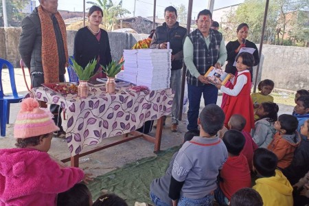 वडा अध्यक्ष आलेद्वारा आफ्नो तलव भत्ताबाट विपन्न विद्यार्थीलाई शैक्षिक सामग्री प्रदान