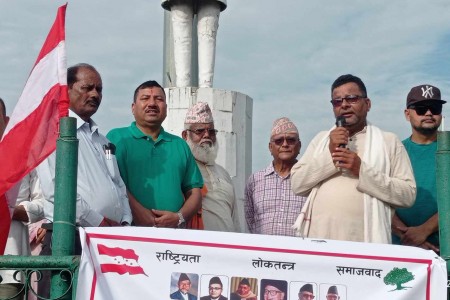 वीपी स्मृति दिवसमा कांग्रेस बाँकेद्वारा वीपीको शालिकमा माल्यार्पण