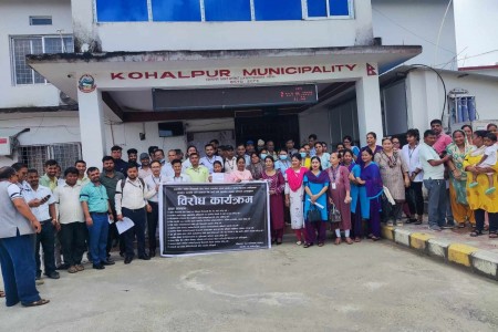 कोहलपुर नगरपालिकामा पनि कर्मचारीको आन्दोलन