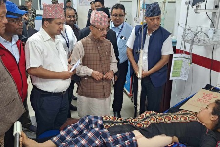भेरी अस्पताल पुगेर भूकम्पका घाइतेलाई भेटे उपप्रधानमन्त्री खड्काले