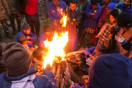 चिसो बढेपछि सामूहिक आगो ताप्ने व्यवस्था