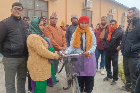 डुडुवामा एसइई पास गरेका छात्रालाई साइकल वितरण