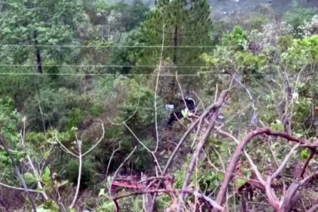 भारतको उत्तराकाशीमा तीर्थयात्री बोकेको बस दुर्घटना हुँदा २५ जनाको मृत्यु