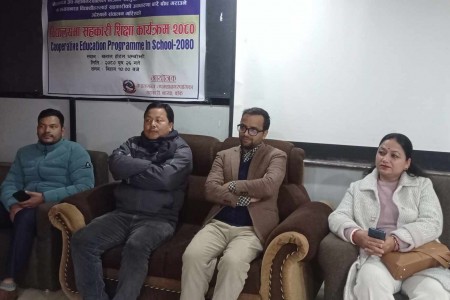 विद्यार्थीलाई 'सहकारी' पढाउँदै नेपालगञ्ज उपमहानगरपालिका