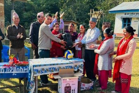 नवविवाहित दम्पतीद्वारा विद्यार्थीलाई शैक्षिक सामग्री सहयोग