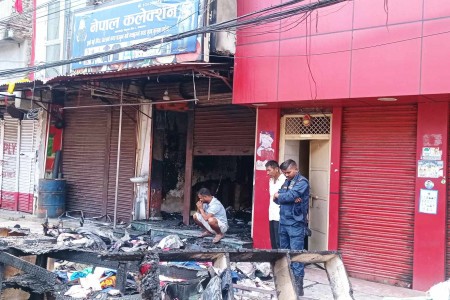 नेपालगञ्जको एक पसलमा आगलागी