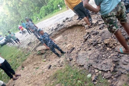पूर्व पश्चिम राजमार्ग अन्तर्गत ढकेरी क्षेत्रमा विस्फोट