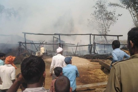 नरैनापुरमा आगलागी, ६ घर जलेर नष्ट