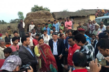 नरैनापुरका आगलागी पीडितलाई नगद र गैरखाद्य सामग्री सहयोग