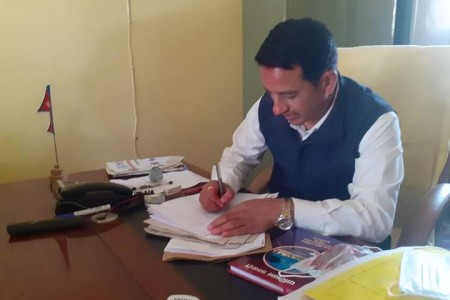 गाउँपालिकाका प्रमुख प्रशासकीय अधिकृत शाहीलाई स्वागत