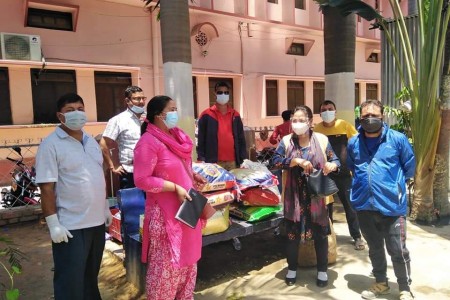 पुस्तक व्यवसायीहरुद्वारा खाद्यान्न, मास्क र सेनीटाइजर सहयोग