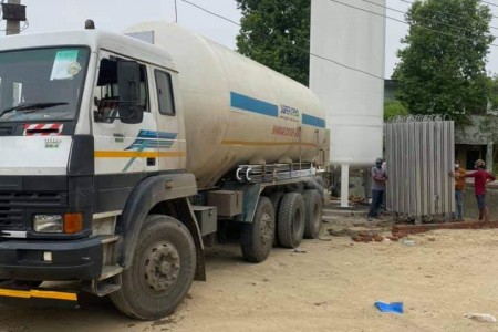 'अक्सिजन लिक्विड'  ट्याङकर भेरी अस्पतालमा आइपुग्यो