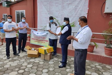 गेरुवाद्वारा ६ लाखको स्वास्थ्य सामग्री हस्तान्तरण