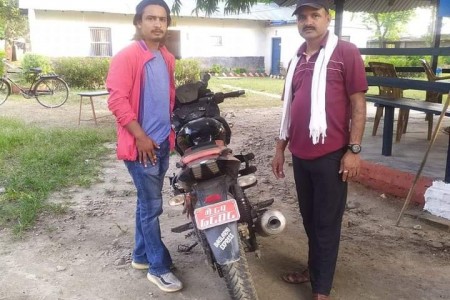 बाँके प्रहरीले चोरी भएको मोटरसाइकल फेला पारी सवारीधनीलाई बुझायो