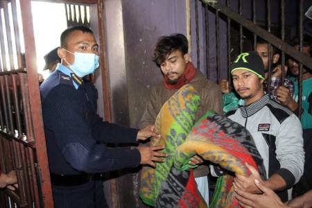 जिल्ला प्रहरी बाँकेका थुनुवाहरुलाई न्यानो कम्बल वितरण