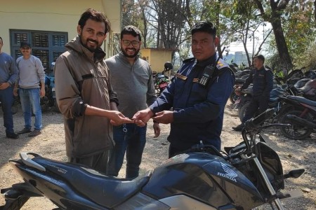 नेपालगन्जबाट चोरी भएको मोटरसाइकल फेला पारी सवारीधनीलाई बुझाइयो