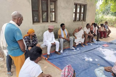 लाहुराम थारु राप्तीसोनारीमा कांग्रेस उम्मेदवारहरुलाई जिताउन आह्वान गर्दै घरदैलोमा